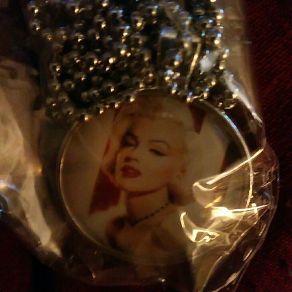 BNIP- Marilyn Monroe Necklace/Earring Set - Picture 2 of 3